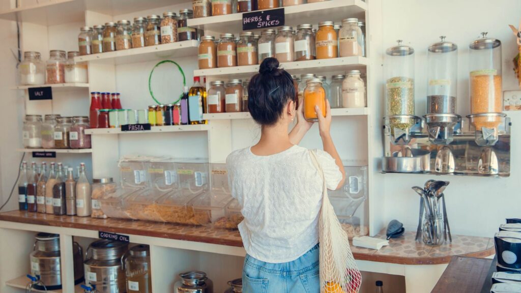 Femme qui fait ses courses avec zéro déchets